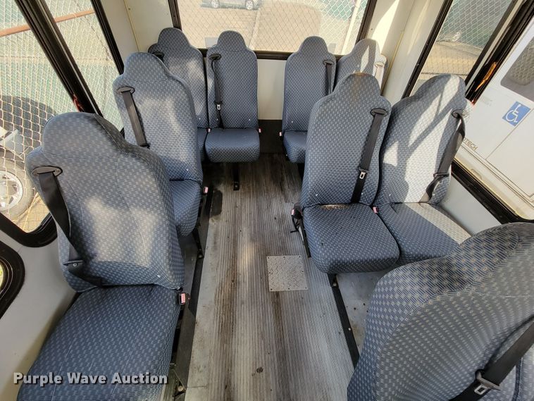 image for item FL9159 2005 Ford E350 Super Duty  shuttle bus