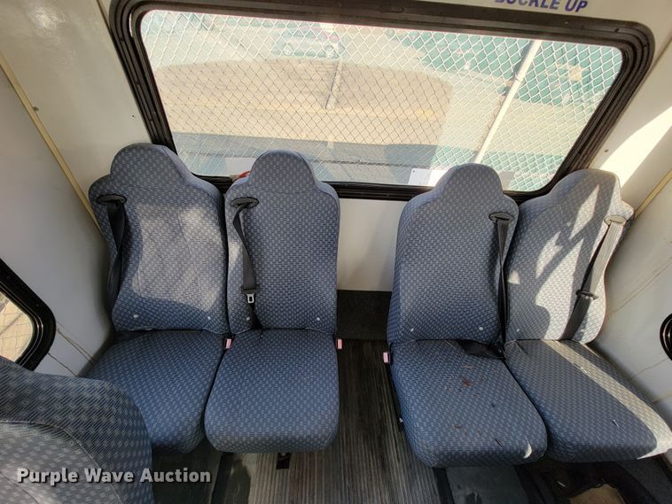 image for item FL9159 2005 Ford E350 Super Duty  shuttle bus