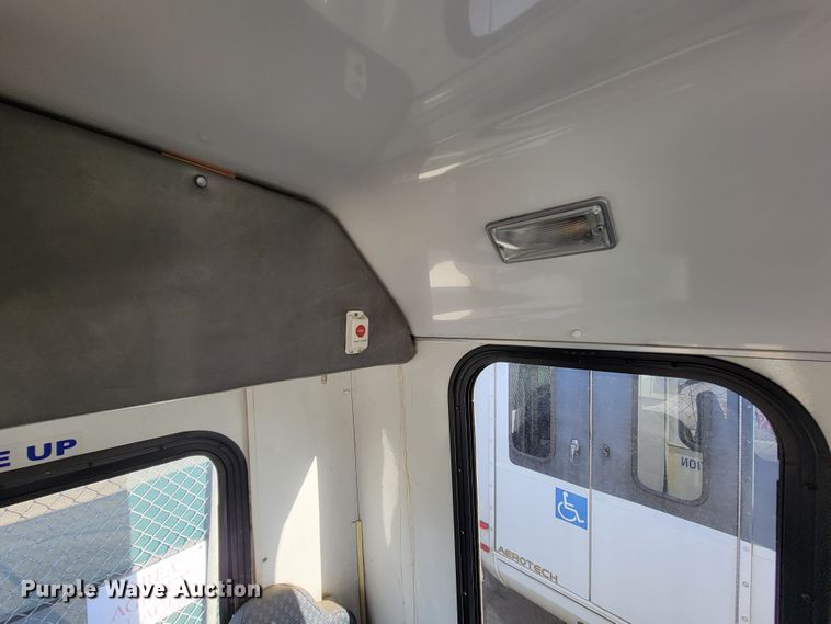 image for item FL9159 2005 Ford E350 Super Duty  shuttle bus