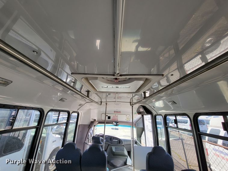 image for item FL9159 2005 Ford E350 Super Duty  shuttle bus