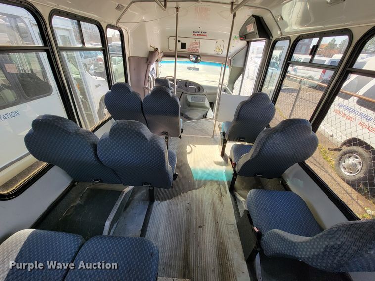 image for item FL9159 2005 Ford E350 Super Duty  shuttle bus