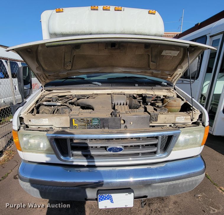 image for item FL9159 2005 Ford E350 Super Duty  shuttle bus
