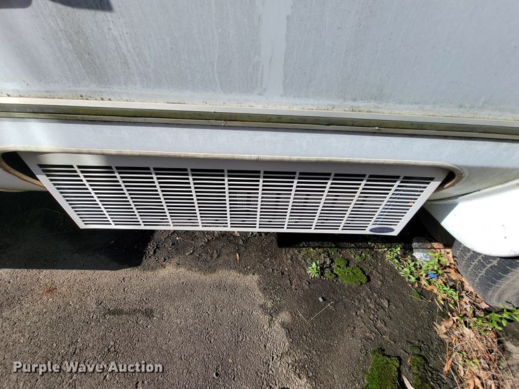 image for item FL9159 2005 Ford E350 Super Duty  shuttle bus