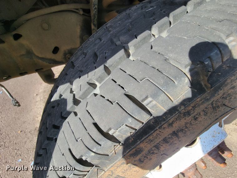 image for item FL9159 2005 Ford E350 Super Duty  shuttle bus