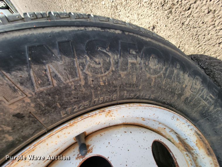 image for item FL9159 2005 Ford E350 Super Duty  shuttle bus