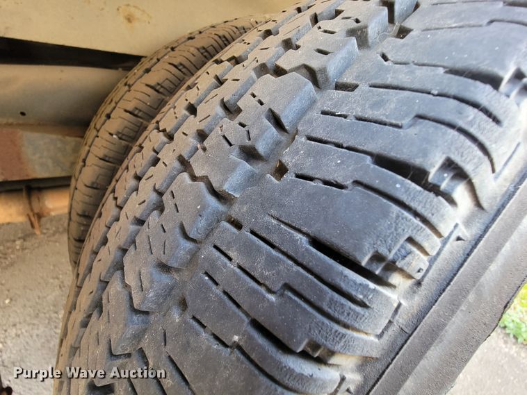 image for item FL9159 2005 Ford E350 Super Duty  shuttle bus