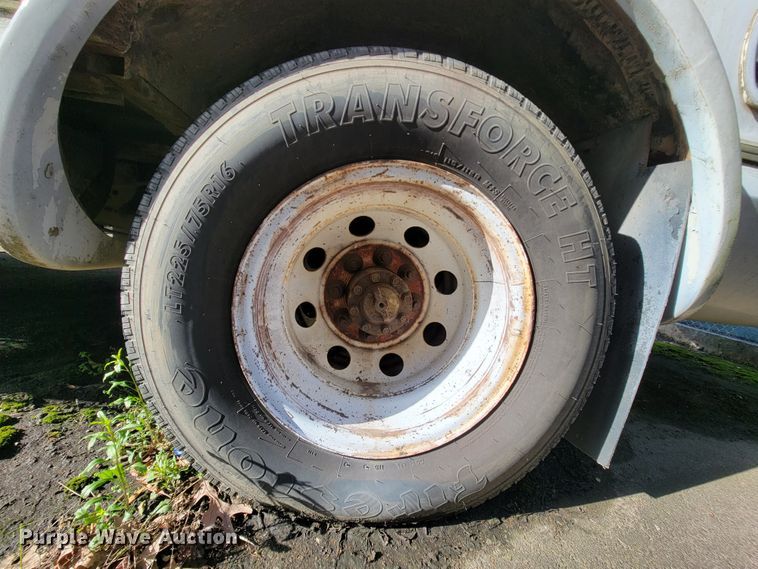 image for item FL9159 2005 Ford E350 Super Duty  shuttle bus