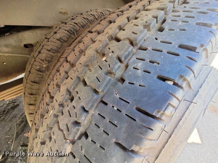 image for item FL9159 2005 Ford E350 Super Duty  shuttle bus