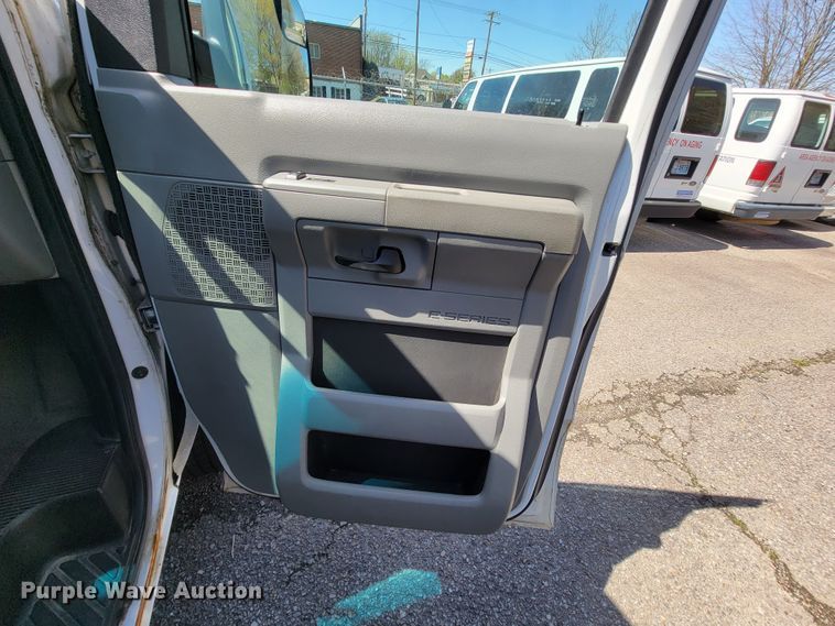 image for item FL9163 2010 Ford E350 Super Duty  van