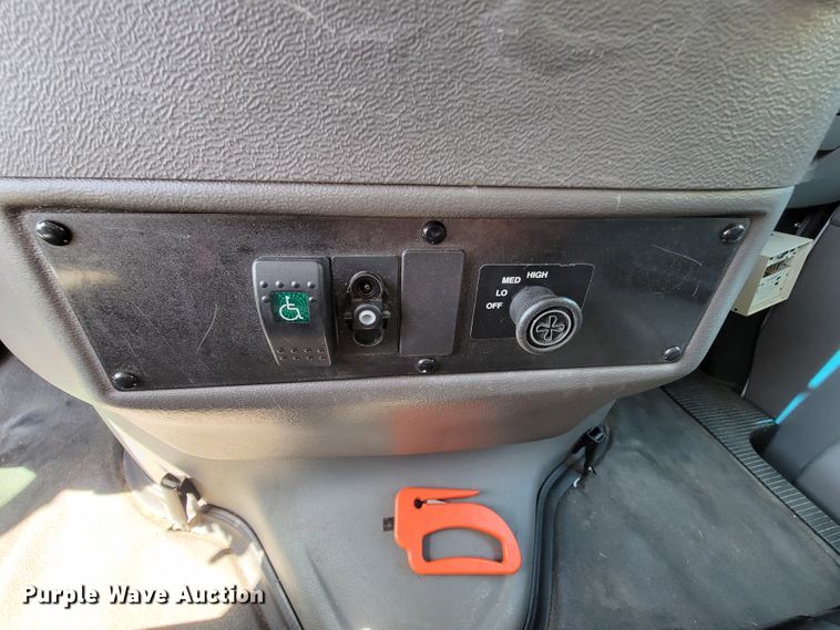 image for item FL9164 2011 Ford E350 Super Duty  handicap accessible van