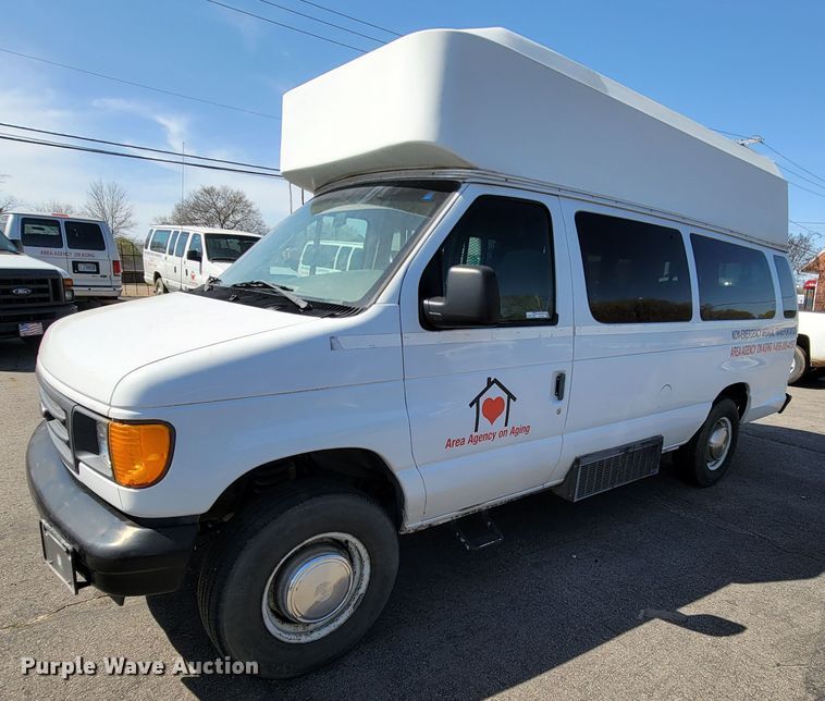 image for item FL9168 2004 Ford E350 Super Duty  handicap accessible van