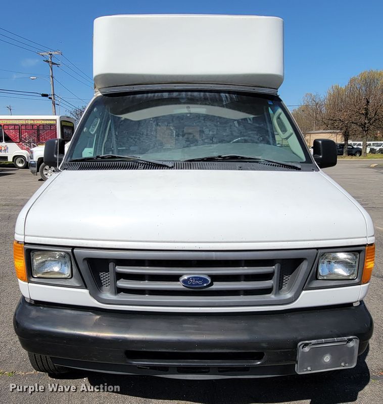 image for item FL9168 2004 Ford E350 Super Duty  handicap accessible van