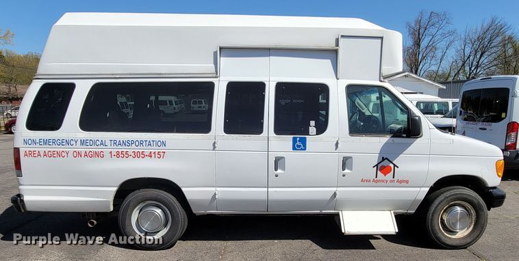 image for item FL9168 2004 Ford E350 Super Duty  handicap accessible van