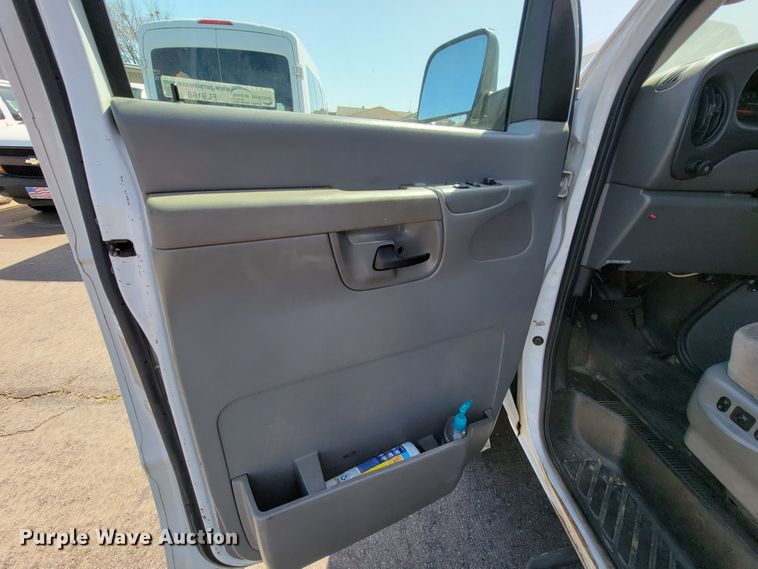 image for item FL9168 2004 Ford E350 Super Duty  handicap accessible van