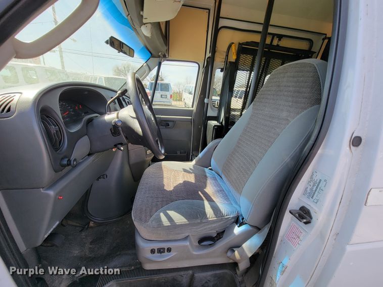 image for item FL9168 2004 Ford E350 Super Duty  handicap accessible van