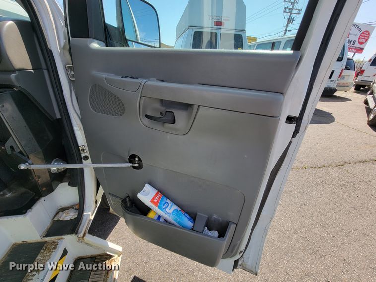image for item FL9168 2004 Ford E350 Super Duty  handicap accessible van