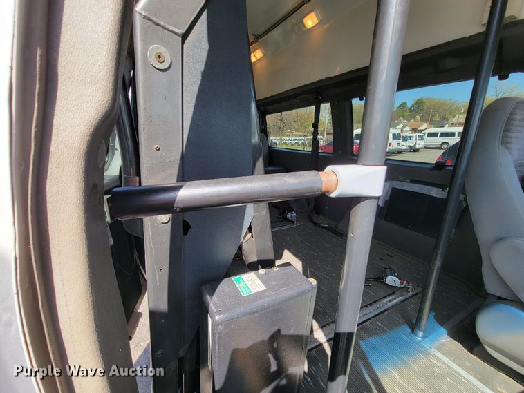 image for item FL9168 2004 Ford E350 Super Duty  handicap accessible van
