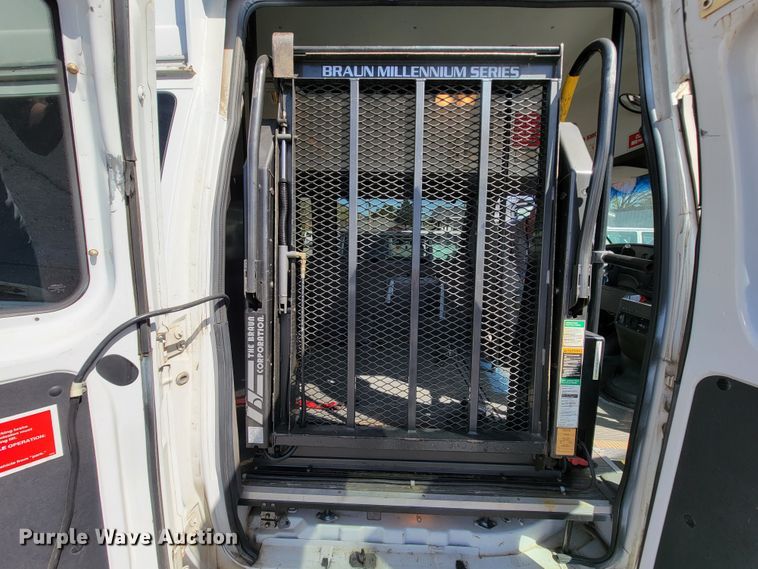 image for item FL9168 2004 Ford E350 Super Duty  handicap accessible van