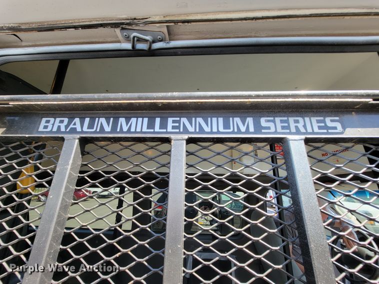 image for item FL9168 2004 Ford E350 Super Duty  handicap accessible van