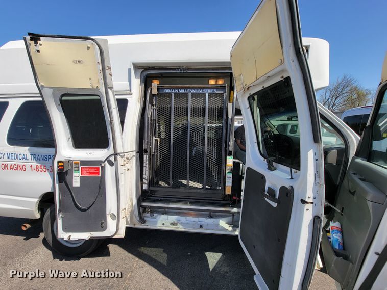 image for item FL9168 2004 Ford E350 Super Duty  handicap accessible van