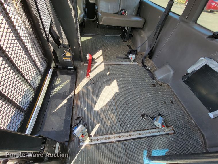 image for item FL9168 2004 Ford E350 Super Duty  handicap accessible van