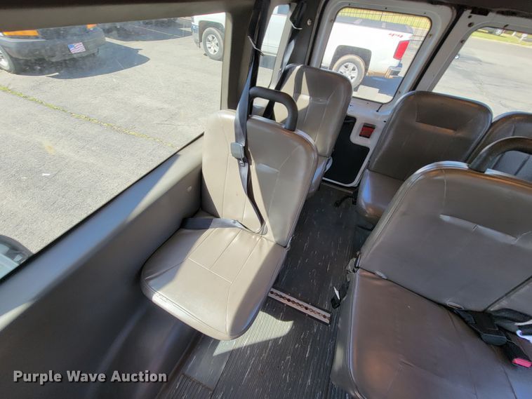 image for item FL9168 2004 Ford E350 Super Duty  handicap accessible van