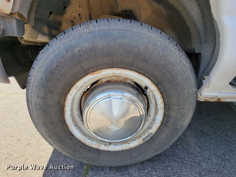 image for item FL9168 2004 Ford E350 Super Duty  handicap accessible van