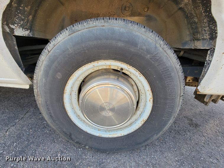 image for item FL9168 2004 Ford E350 Super Duty  handicap accessible van