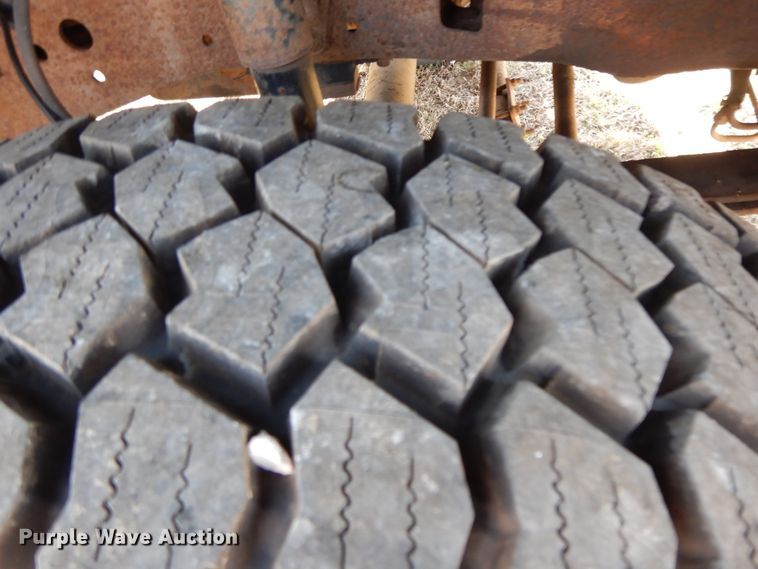 image for item HO9369 2001 Ford F450 Super Duty  flatbed truck