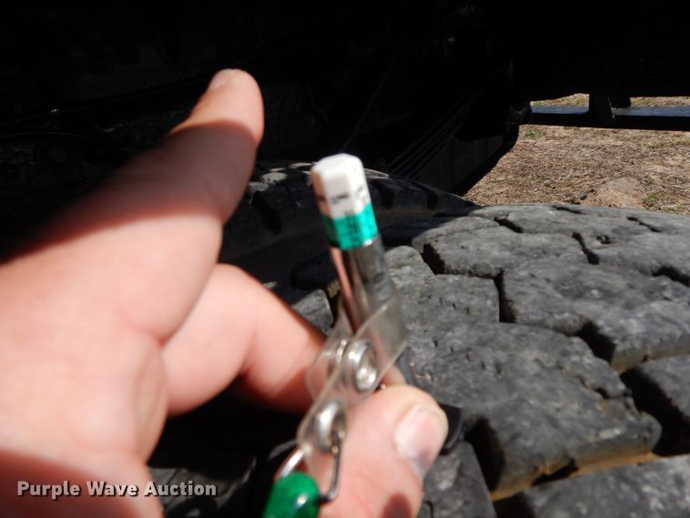 image for item HO9369 2001 Ford F450 Super Duty  flatbed truck