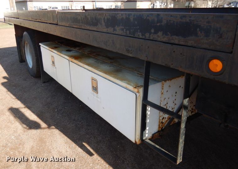 image for item HR9162 1998 Ford F800  flatbed truck