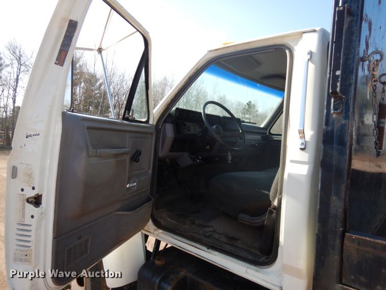 image for item HR9162 1998 Ford F800  flatbed truck