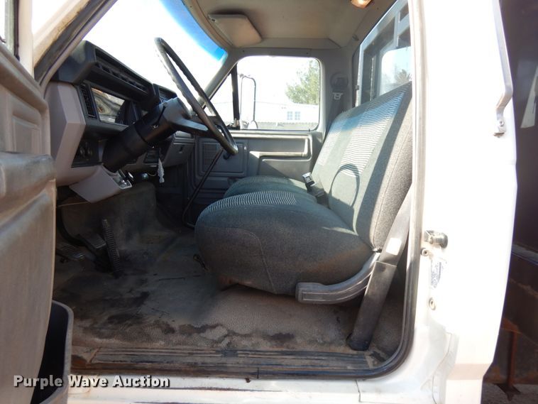 image for item HR9162 1998 Ford F800  flatbed truck