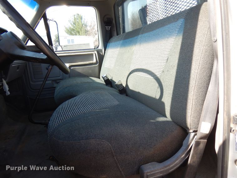 image for item HR9162 1998 Ford F800  flatbed truck