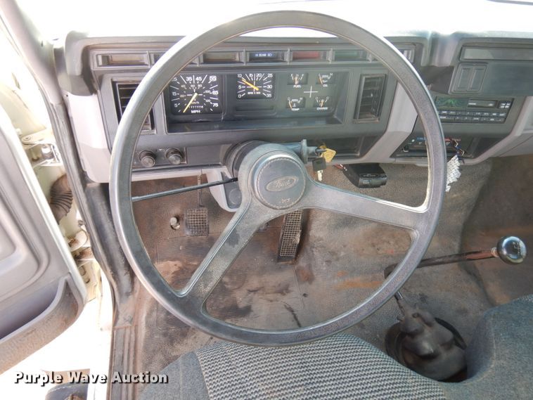 image for item HR9162 1998 Ford F800  flatbed truck