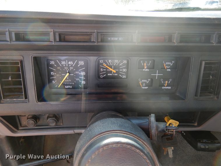 image for item HR9162 1998 Ford F800  flatbed truck