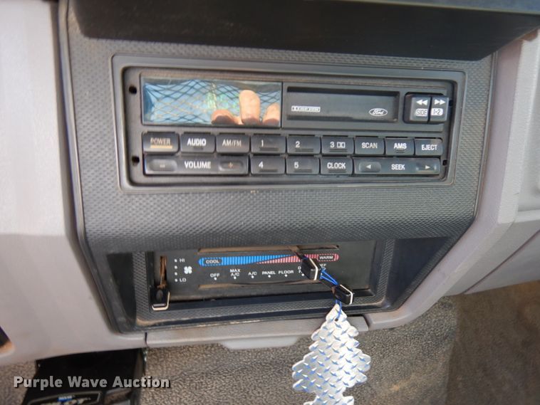 image for item HR9162 1998 Ford F800  flatbed truck