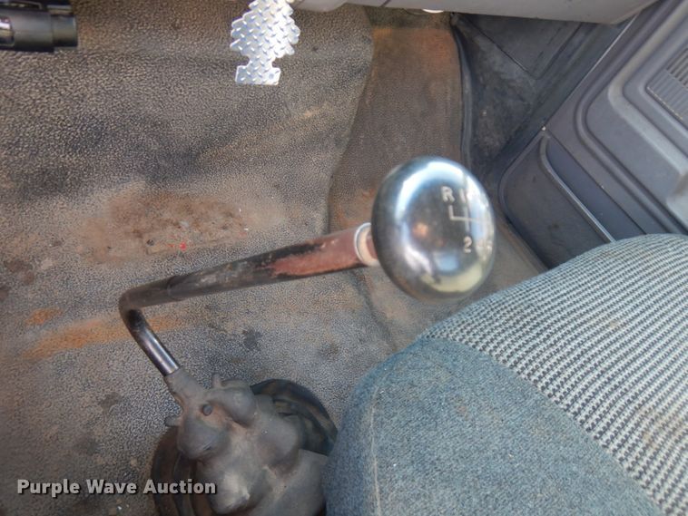 image for item HR9162 1998 Ford F800  flatbed truck