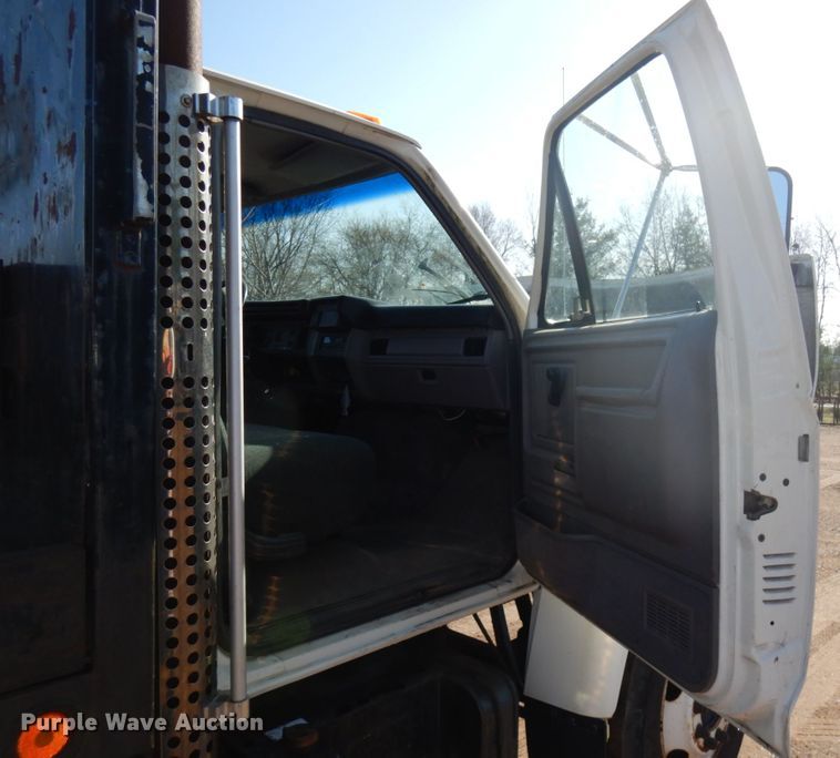 image for item HR9162 1998 Ford F800  flatbed truck