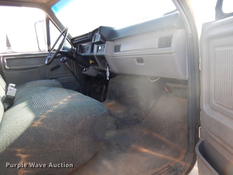 image for item HR9162 1998 Ford F800  flatbed truck