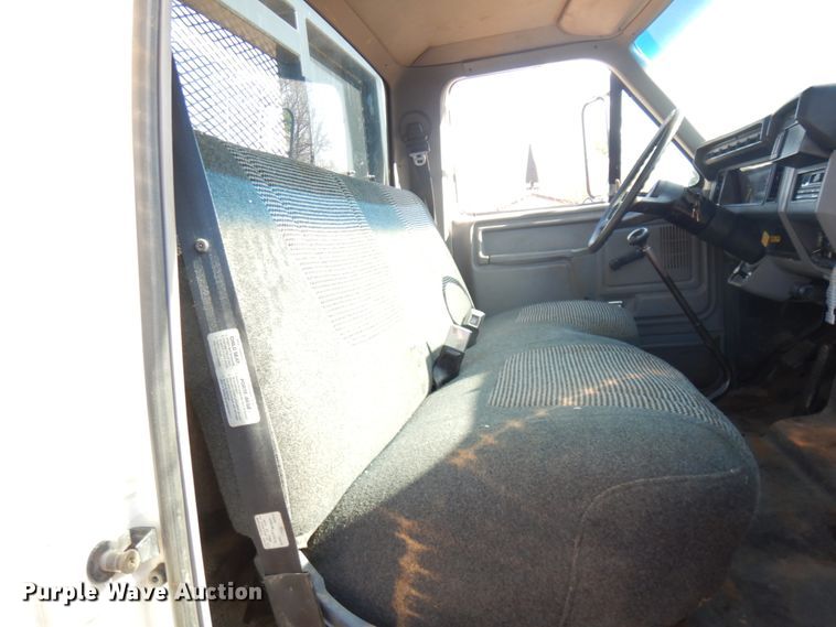 image for item HR9162 1998 Ford F800  flatbed truck