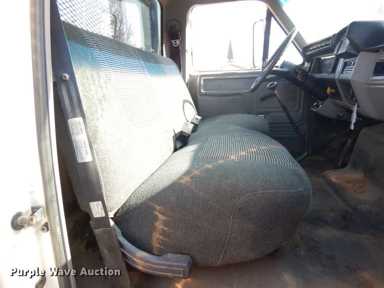 image for item HR9162 1998 Ford F800  flatbed truck