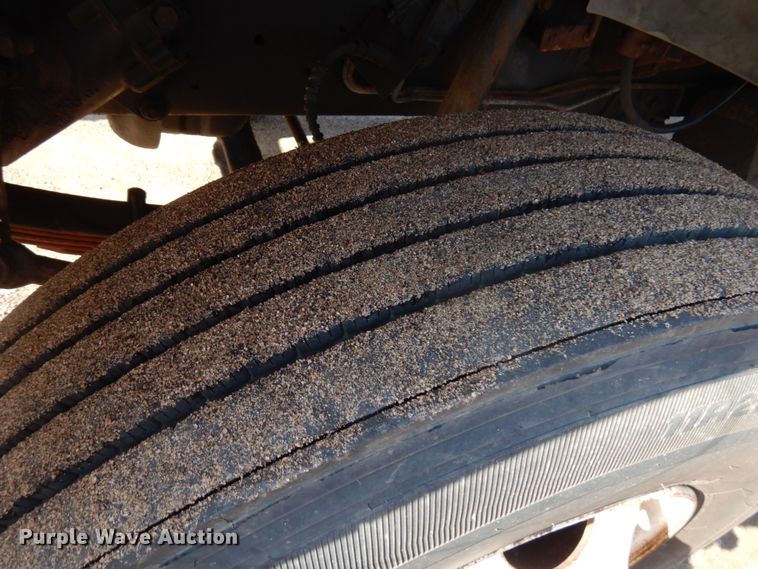 image for item HR9162 1998 Ford F800  flatbed truck