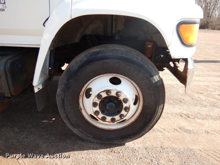 image for item HR9162 1998 Ford F800  flatbed truck