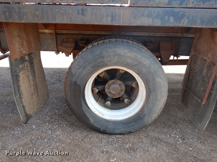 image for item HR9162 1998 Ford F800  flatbed truck