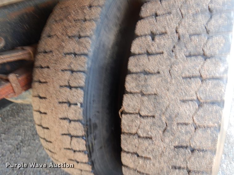 image for item HR9162 1998 Ford F800  flatbed truck