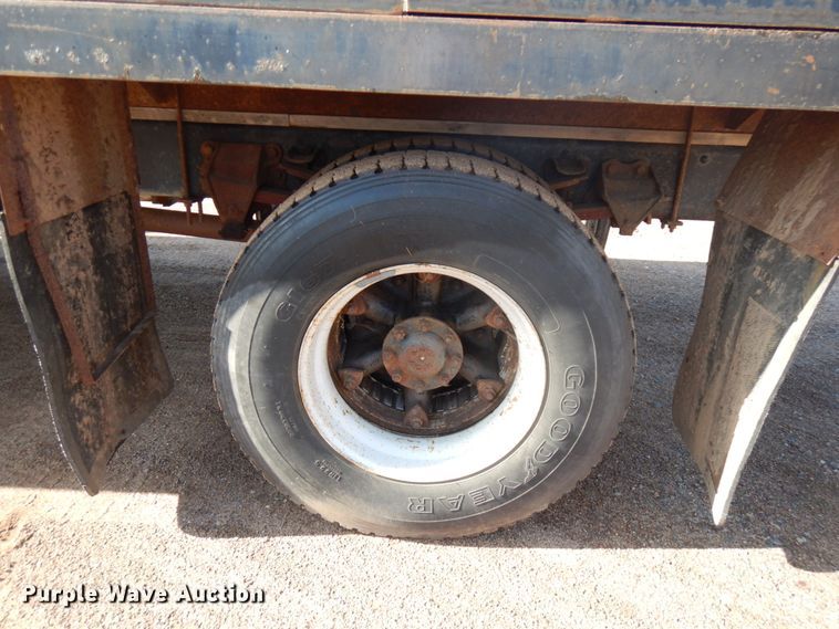 image for item HR9162 1998 Ford F800  flatbed truck