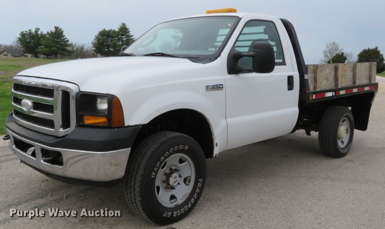 image for item HV9736 2006 Ford F250 Super Duty XL  flatbed pickup truck
