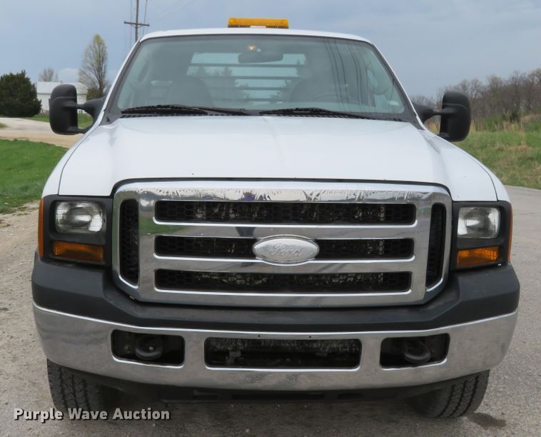 image for item HV9736 2006 Ford F250 Super Duty XL  flatbed pickup truck