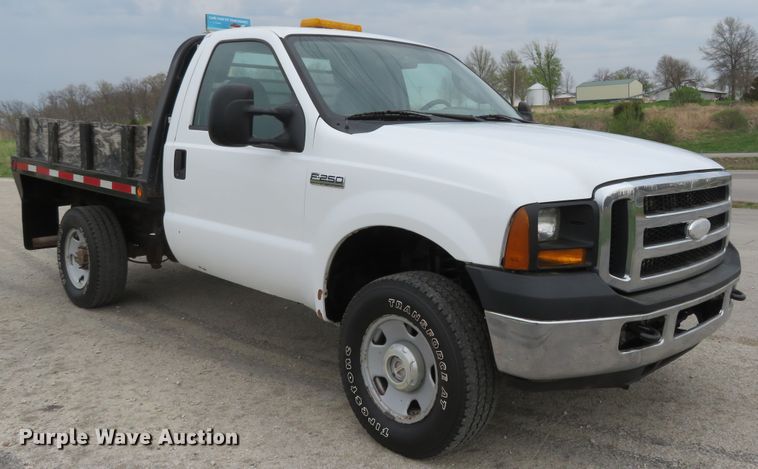 image for item HV9736 2006 Ford F250 Super Duty XL  flatbed pickup truck